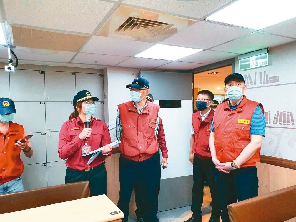 新北市副市長謝政達昨天傍晚率隊突擊板橋一家大型補習班,發現消防門無法完全閉合、消防通道堆積雜物。 記者吳亮賢/攝影