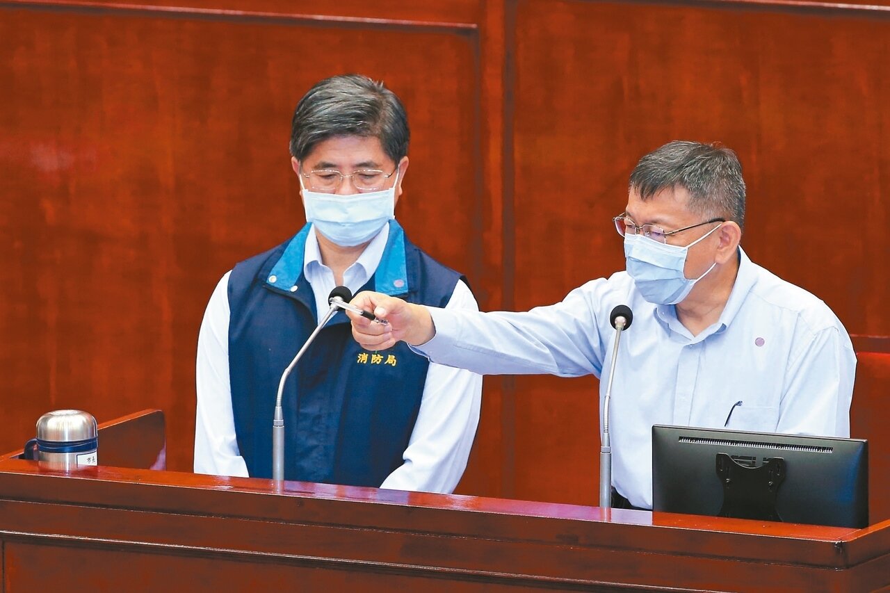 錢櫃KTV大火案懲處名單昨天出爐，北市消防局長吳俊鴻（左）記過一次。市長柯文哲（右）日前在議會專案報告，和吳一同面對質詢。 圖／聯合報系資料照片