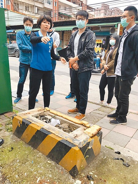 新北市議員白珮茹要求相關單位盡快改善金龍社區人行道品質，若哪天真有人遭絆倒，後果恐不堪設想。圖／張睿廷