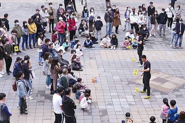 戶外集會在業者自律、兼顧防疫情況下,政院研擬開放讓人民再多一點生活自由度。圖/中時報系資料照片