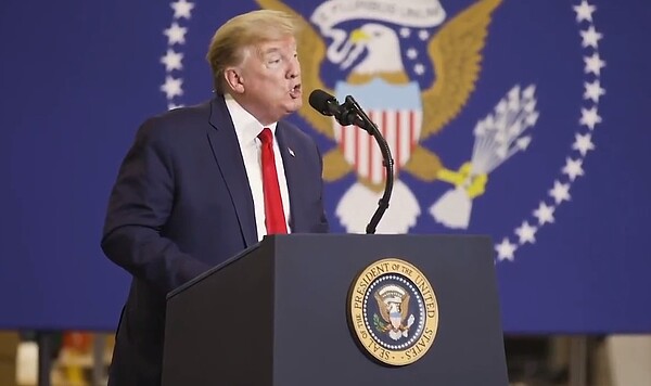 美國總統川普再度向北京釋放強硬訊號,他首次將新冠肺炎疫情與珍珠港事件、911恐攻相提並論。圖/翻攝Twitter@realDonaldTrump