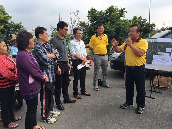 立委劉建國(左三)今天邀水利署長賴建信延潭大排改善工程。圖/劉建國服務處提供