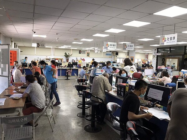 潮州鎮公所社近期收到各種怪異的切結書，不僅內容過度簡略、邏輯不通，甚至還有申請民眾表示，「不會寫」，就丟給承辦人。記者陳弘逸／翻攝