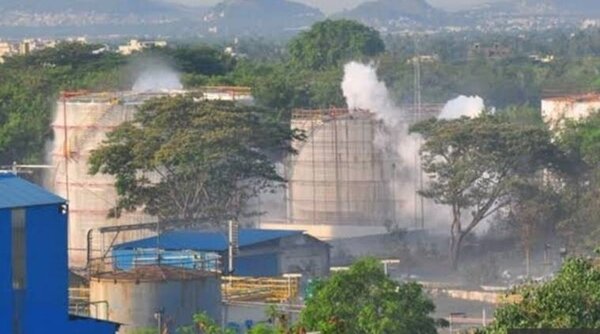 南韓樂金（ＬＧ）集團旗下化學公司位於印度東南部安得拉邦的一座聚合物工廠，7日凌晨發生有毒氣體苯乙烯外洩，至少造成13人死亡。圖／Twitter＠Srijana Gumalla
