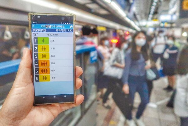 北捷舉辦「車廂擁擠度即時告知功能」發布記者會，透過「台北捷運GO」App，旅客可掌握板南線進站列車內的人潮狀況。（王英豪攝）