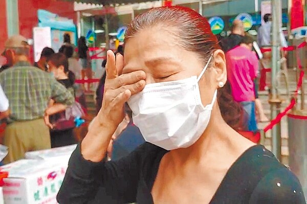 蔡姓婦人為了申請紓困金連跑公所3次,7日談到家有老母和女兒、又積欠2個月房租,當場淚灑桃園區公所。(蔡依珍攝)