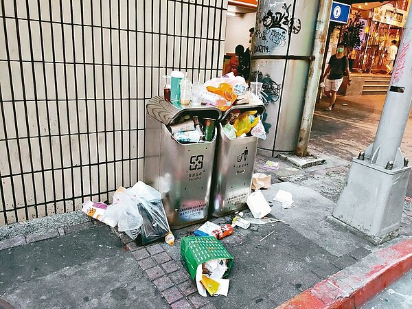 北市垃圾桶變少,但環境變髒,議員潘懷宗在議會批評北市垃圾溢滿情形處處可見。圖/潘懷宗提供