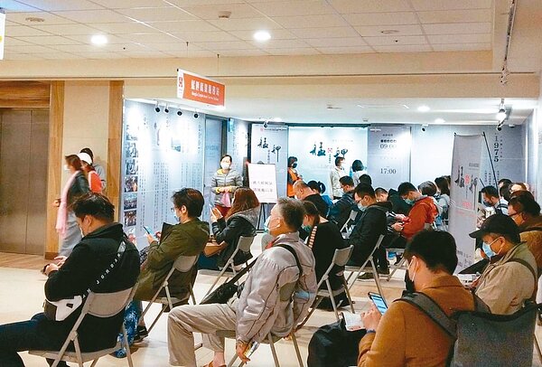 疫情衝擊，台北市艋舺就業服務站湧入民眾申請失業給付。 圖／台北市勞動局提供