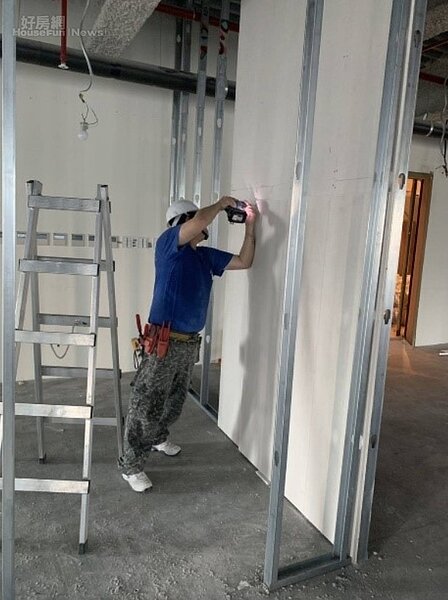 輕隔間的施作情形。照片祥羽工程提供