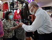 送好「康」！新北38座市場　母親節發康乃馨香皂花束