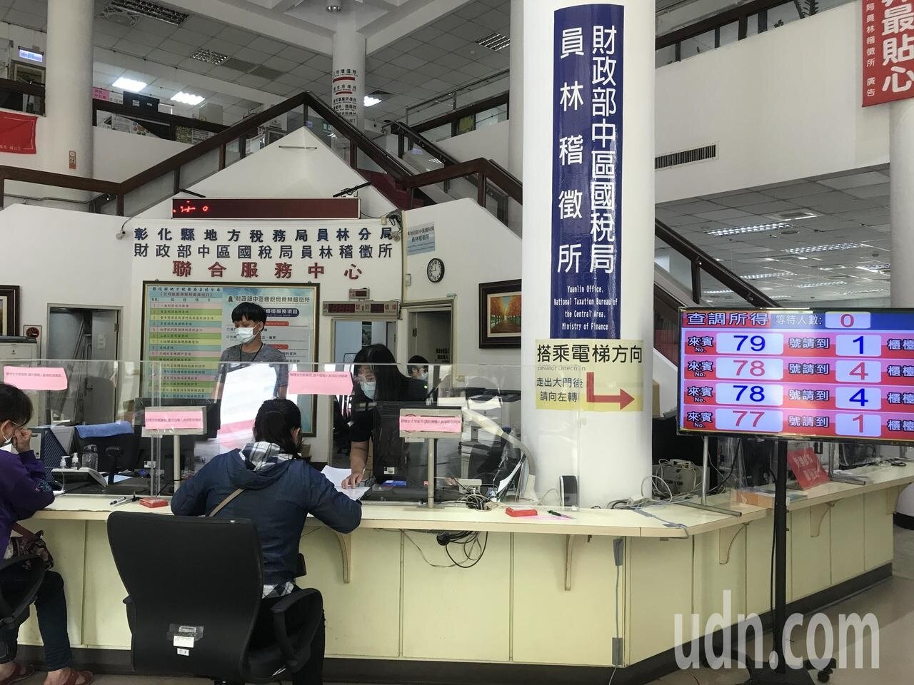 目前是所得稅申報時間,不少民眾查調所得資料,也有報稅人反映今年試算表突然跑出「海外所得扣除額670萬元」,都嚇了一跳,表示又沒海外投資,怎會跳出這個,還有偶配以為另一半有私房錢藏在海外銀行,差點引起家庭糾紛。記者林宛諭/攝影