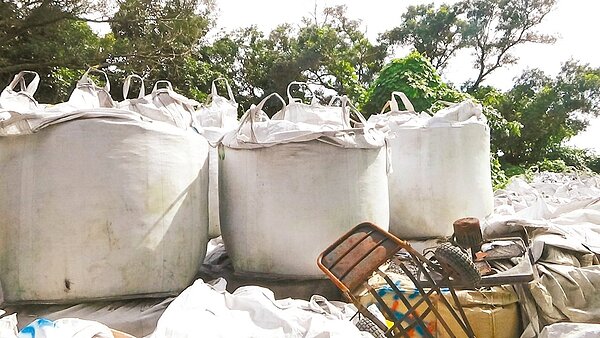 南投縣人豪鋁業公司涉嫌將700公噸廢爐渣、集塵灰交由未領有清除許可的亞家公司任意堆置,檢方昨起訴業者3人。 圖/台中地檢署提供