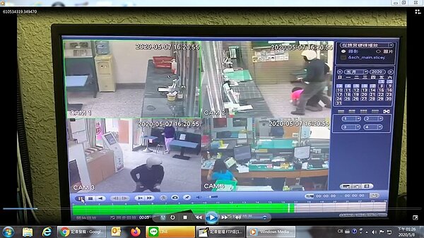 大林郵局監視器,清楚拍下黃男行搶案過程。記者魯永明/翻攝