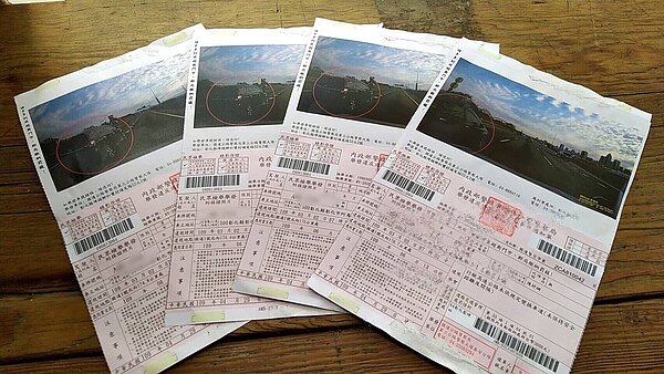 彰化市葉姓男子日前駕車行經中山高台中路段,因變換車道未打方向燈,也未保持安間距離,在5.3公里內,遭人依行車紀錄器影像檢舉,連收4張罰單,應處1萬2000元罰款。照片/讀者提供