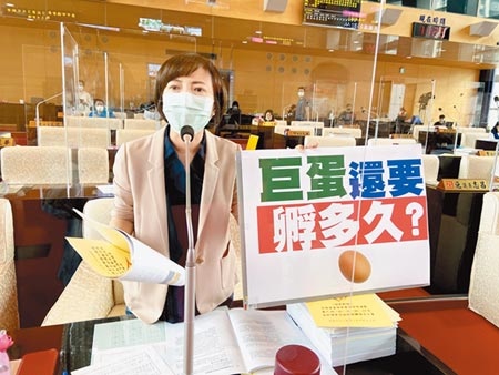 台中市長盧秀燕8日在議會允諾，在她任內，一定會邀請所有議員參加巨蛋的動工典禮。（盧金足攝）