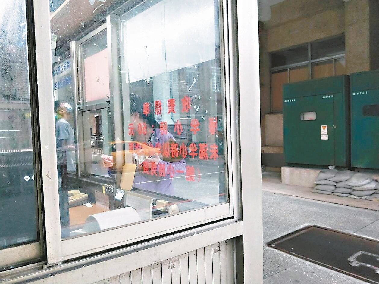 新北多個社區被查獲7名未經警方審查通過的保全員執勤,圖中非新聞事件警衛室。 記者游明煌/攝影