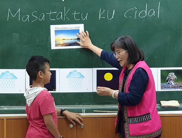 桃園市各國中小總計開設原住民族語班1525班，但全市專職加上教學支援的族語老師僅99人嚴重不足，原民市議員王仙蓮質詢，認為師資不足且師資高齡化，要求市府加強培訓。圖／桃園市議員王仙蓮提供