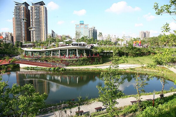 台中市府祭租金、稅務優惠吸引廠商進駐秋紅谷。圖/台中市政府提供