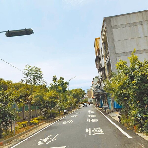 頭份市頭份國中後方德義路15巷,一口氣畫上18個慢字,被議員踢爆有行車安全顧慮。(翻攝自曾玟學臉書/謝明俊苗栗傳真)