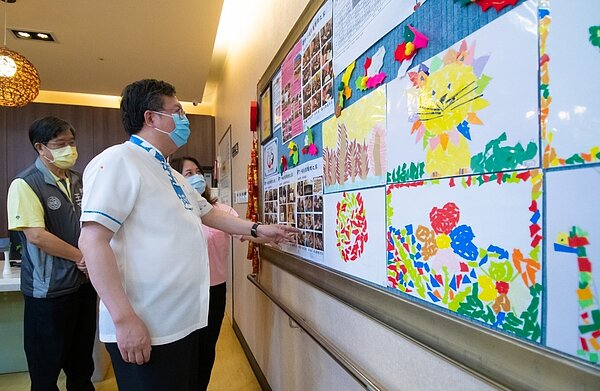 桃園市長鄭文燦視察護理之家訪客探視。圖/桃園市政府提供