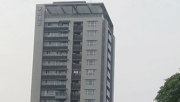 天母知名建案遭住戶掛上「無良建商」看板指控。圖／取自房屋賠售就是爽臉書社團