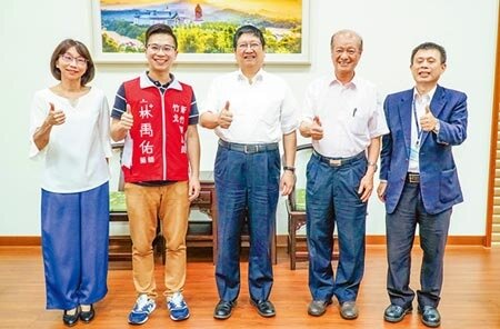 新竹縣長楊文科(中)決定補助縣內健保藥局及衛生所2千元,添購讀卡機及防疫物資。(羅浚濱攝)