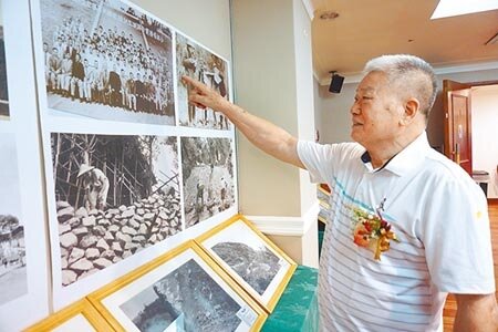 廖增金望著牆上老照片不禁百感交集,感嘆當年大半同事均已不在人世。(陳淑娥攝)
