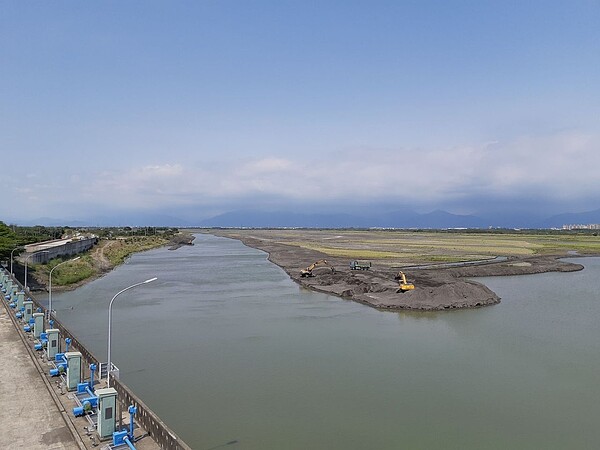 高屏攔河堰川流水位降低，怪手趁機疏浚打通水路。圖／南區水資源局提供