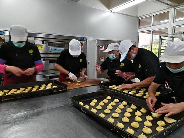 香園教養院協助身障院生培養一技之長,自設農場及烘焙坊。圖/香園教養院提供
