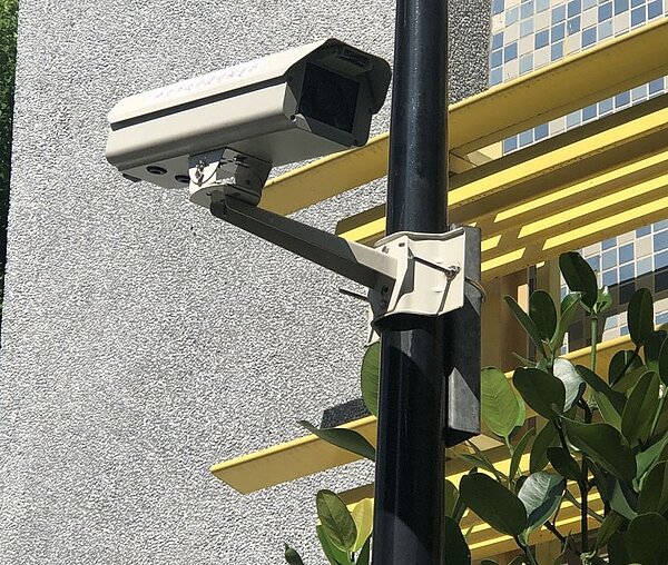 網友質疑管委會若將監視器畫面翻拍至社區群組,是否會違反個資法。示意圖/好房網資料庫照片