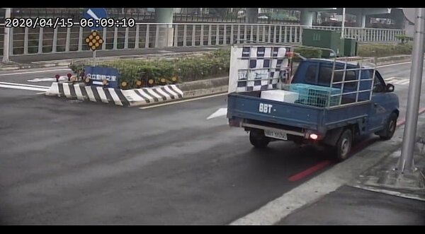 板橋動物之家電眼拍攝到棄養行為。圖／新北動保處提供