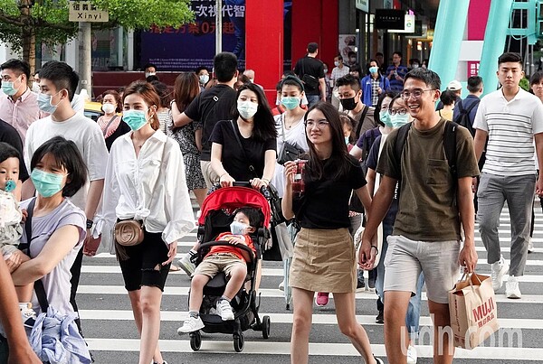 中央流行疫情指揮中心今天再度宣布國內無新增病例,國內更已連續27天無本土新冠肺炎病例,台北市信義區再現周末逛街人潮。記者余承翰/攝影