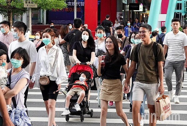 中央流行疫情指揮中心今天再度宣布國內無新增病例，國內更已連續27天無本土新冠肺炎病例，台北市信義區再現周末逛街人潮。記者余承翰／攝影