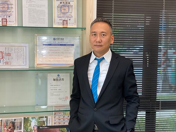 對機械本科系工作不感興趣,李明翰一腳踏進房仲業,甚至一路歷經五個公司品牌,最後選擇台慶找到人生的多重幸福。圖/台慶不動產提供