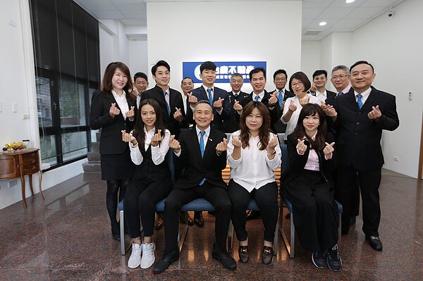 李明翰的團隊雖然小,只有13名經紀人,但是個個經驗過人,憑著衝勁挺過疫情低潮。圖/台慶不動產提供