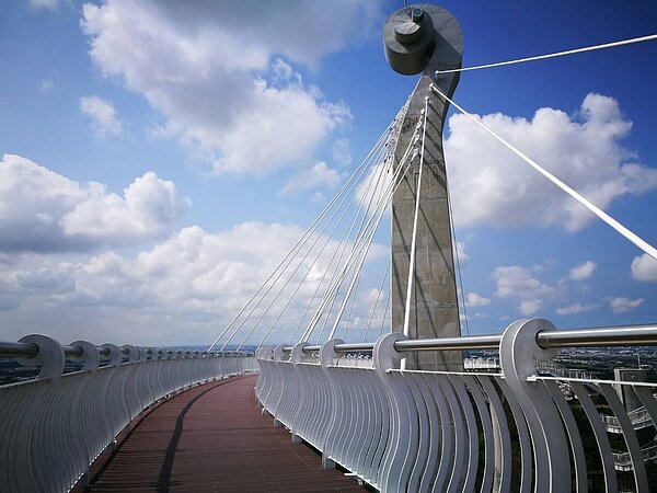 高雄市宋姓女子今天上午和友人同遊崗山之眼，她說，景致雖美，但戶外實在太熱，被烤得受不了，根本無法久待。圖／讀者提供