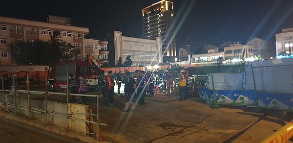 桃園市文化公園坍塌傳出新北市建築師公會成員擅自進工地並發布「履勘結果」,引來桃市府和桃園市建築師公會不滿,圖為4月30日現場。記者鄭國樑/攝影