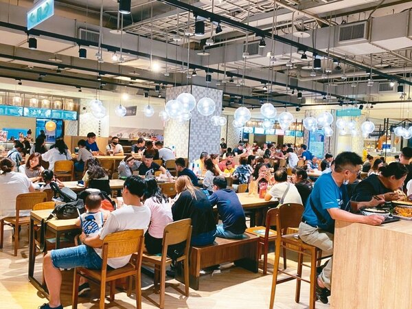 新光三越台南西門店小吃街10日下午時段人潮仍相當多。 圖／新光三越提供