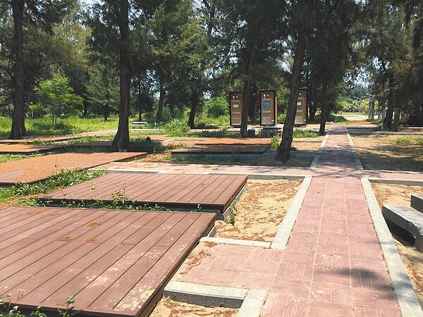 苗栗縣通霄濱海遊憩區觀光旅遊帶計畫,在通霄海水浴場陸域建置露營區,將可讓民眾享受濱海紮營的樂趣。(巫靜婷攝)