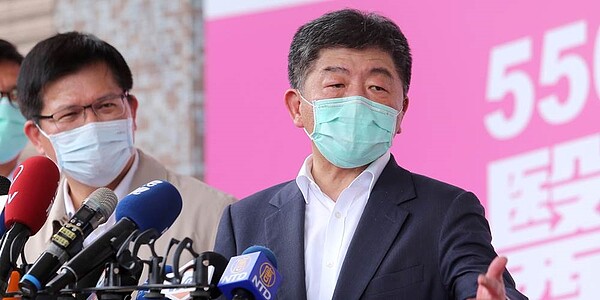 衛福部長陳時中(右)出席活動,感謝醫護人員為防疫把關。圖/黃世麒