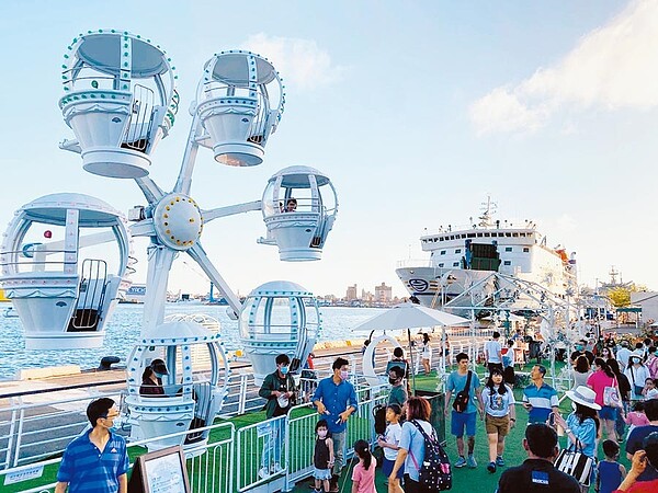在出境旅遊動能復甦之前,國旅是僅存的營收主力,也成為旅遊業的新戰場。高雄網美景點「棧貳庫」。(棧貳庫提供/柯宗緯高雄傳真)
