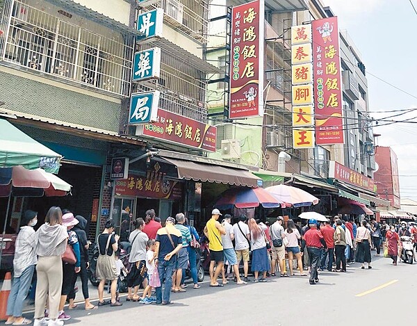 因閏月有買豬腳為母親添壽的傳統,加上疫情趨緩,屏東萬巒豬腳街這幾天人潮滿滿,民眾排隊買豬腳。(潘建志攝)