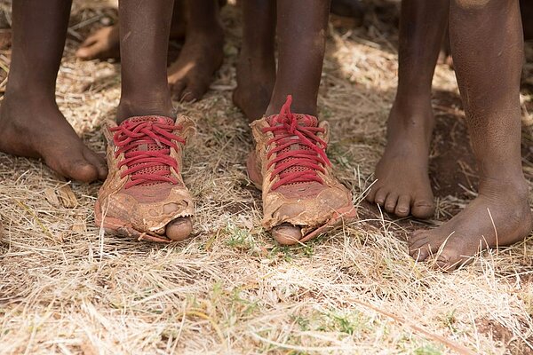 《舊鞋救命》記錄教會志工楊右任與加拿大籍妻子雷可樂、牧師Allen合作,募集民眾捐助的二手鞋,送往非洲肯亞、烏干達、南蘇丹等國家,讓當地小孩的雙腳遠離致命沙蚤。圖/新北市政府提供