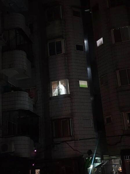 有網友發現對面住戶疑似將遺照「掛在窗邊」,真相曝光後令人啼笑皆非。圖/翻攝Dcard