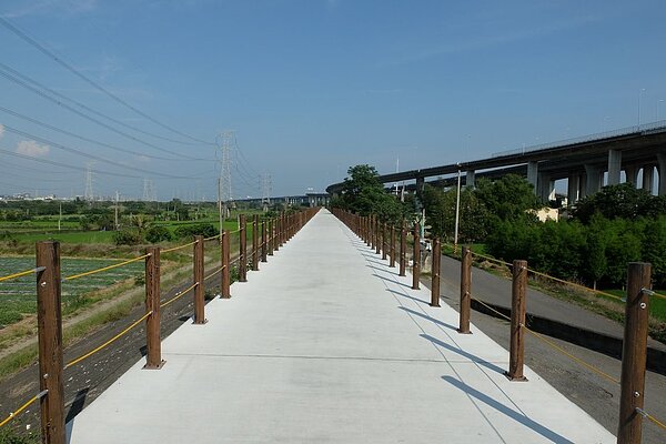 烏溪堤防水岸遊憩廊道第一期工程即將完工。圖/彰化縣城觀處提供