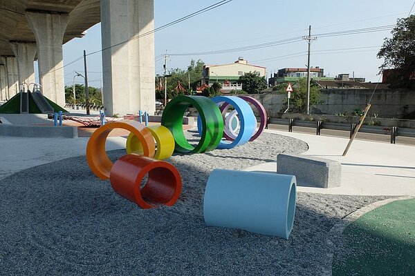 王惠美表示,烏溪堤防水岸遊憩廊道建置第一期工程,設置了許多遊憩設施提供民眾使用。圖/彰化縣城觀處提供