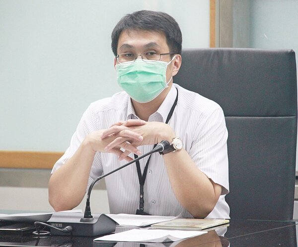 北市衛生局疾病管制科長余燦華說,正因部分家長擔心新冠肺炎感染,多避免進出醫療院所,也因此延遲帶孩子前往醫院接種常規疫苗。圖/北市衛生局提供