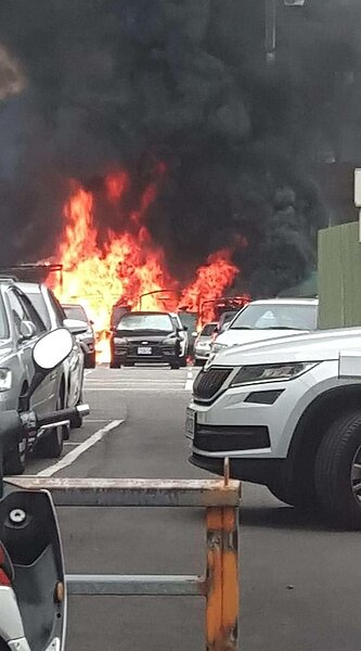 大甲鎮瀾宮旁攤販區,整排攤位今天燒毀。圖/台中市消防局提供