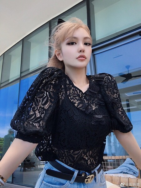 周揚青近來推出服裝新品。圖/摘自微博