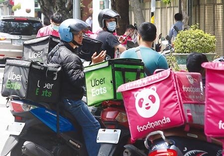 主計總處11日公布工業及服務業薪資統計,3月有1.9萬人沒頭路,其中住宿業占了5千多人、餐館業占了1.2萬人,合計旅宿餐飲受雇員工數大減1.8萬人,是歷年來最多。(中時資料照片)